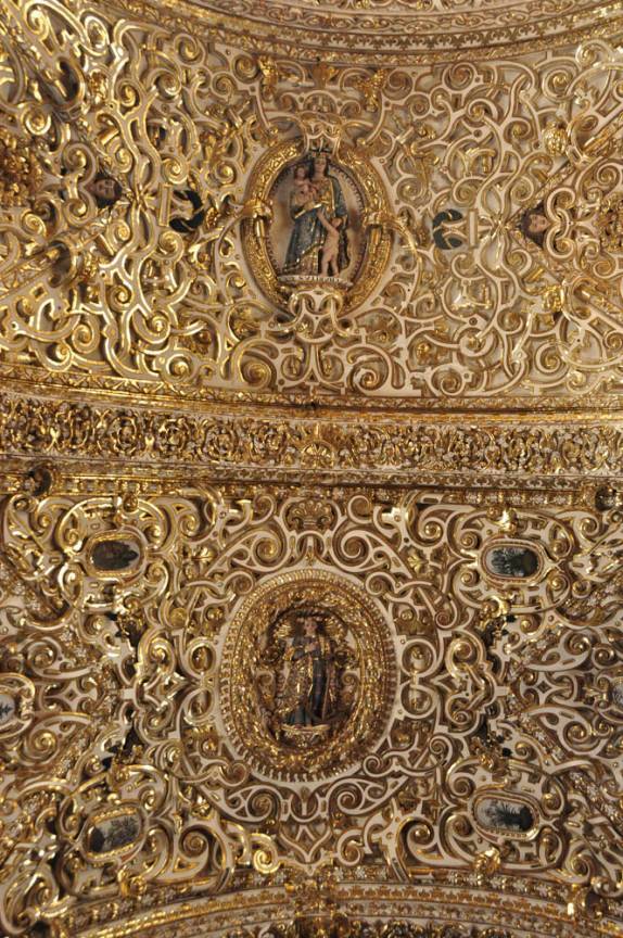 Teto adornado em ouro na Capilla del Rosário. Puebla, México